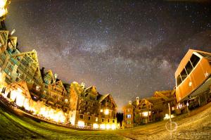 Ritz Carlton in Colorado / Nikon D70, 10.5mm, f/3.5, ISO800, 2.5 minutes